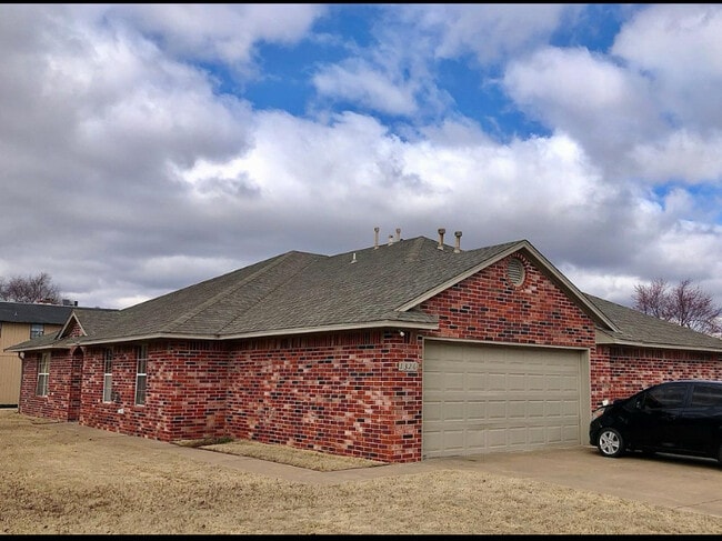 Building Photo - 1316 N Dryden Ct