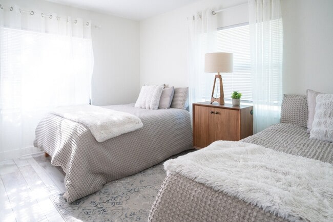 Foto del edificio - 1449 Braman Ave