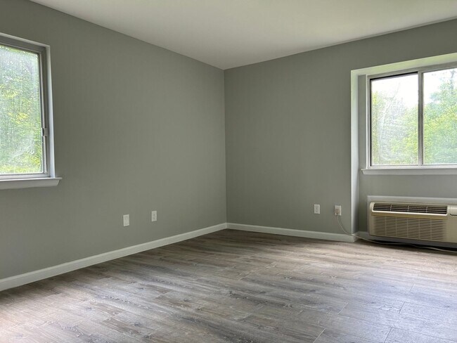 Building Photo - Recently Renovated 2 Bedroom 1 Bath Condo!...
