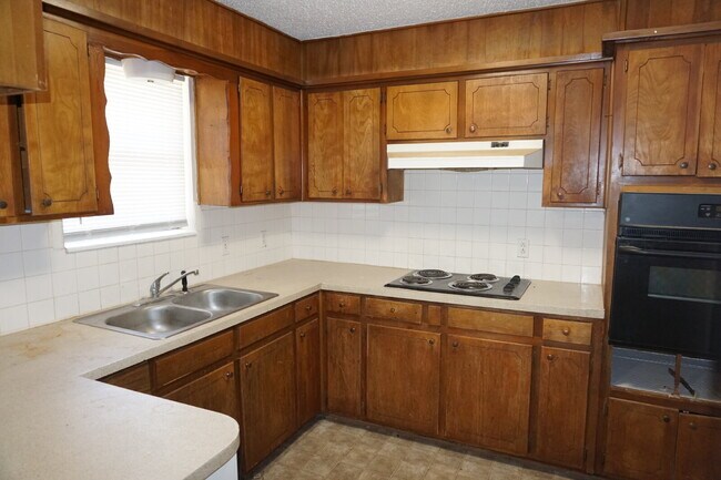 Building Photo - Beautiful House With Close Location To Tak...
