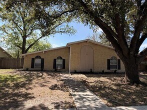 Building Photo - 829 Pinoak Dr