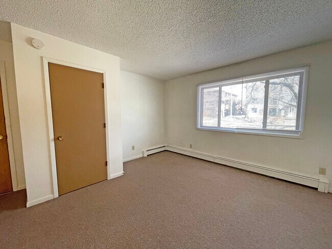 Building Photo - 433 S Van Buren St