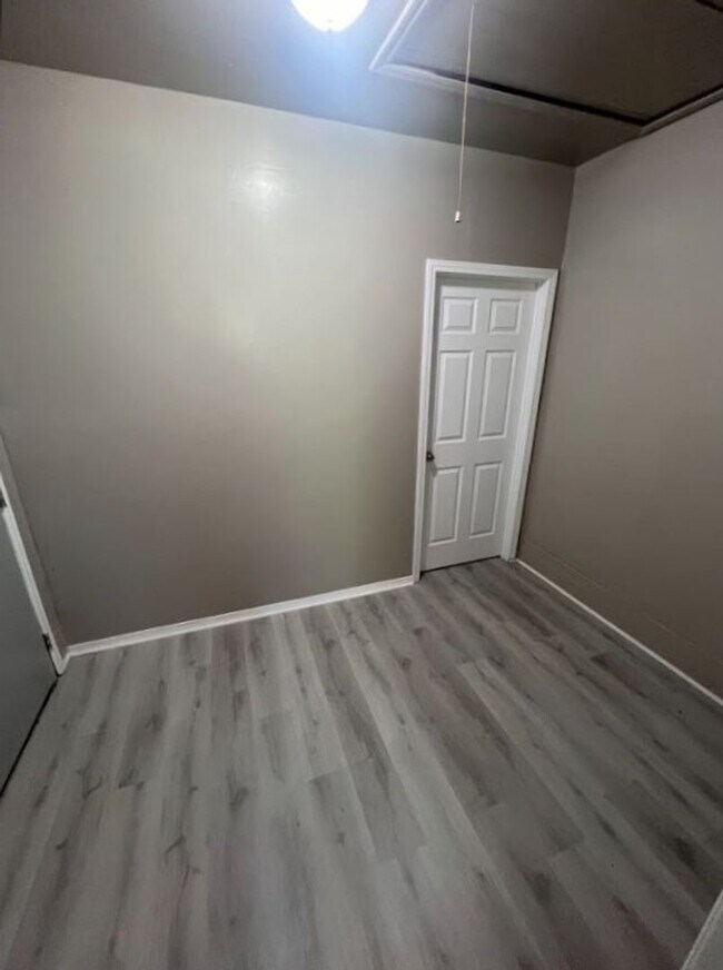 Building Photo - 4 bedroom 1 bathroom home in Midwest City!