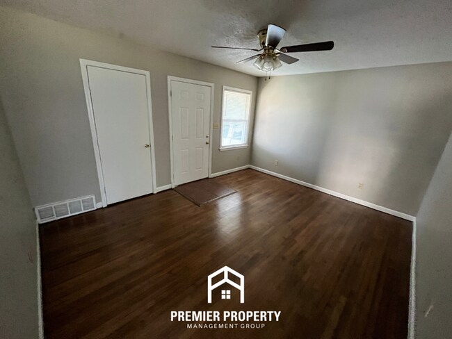 Foto del edificio - Charming 3BR/1.5BA Memphis Home | Hardwood Floors Throughout & Large Fenced Yard