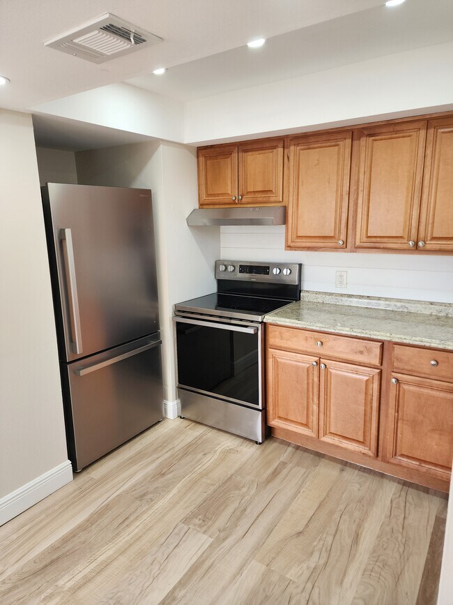 Frigorífico y cocina nuevos - 409 80th St