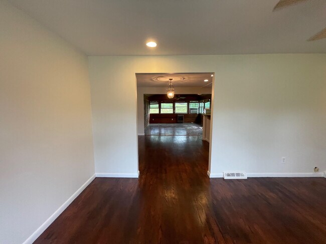 Foto del edificio - 419 Leslie Ln