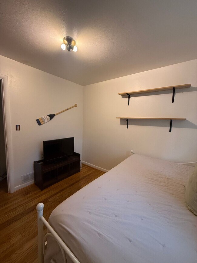 Foto del edificio - FULLY FURNISHED Midtown Three Bedroom Spac...