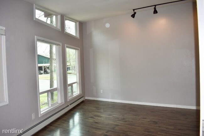 Building Photo - 2 br, 1 bath Apartment - 4106 Vance Drive