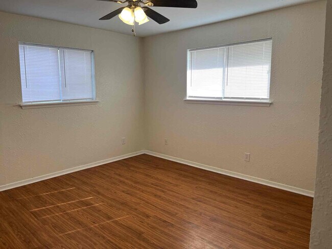 Building Photo - 1703 Mockingbird Dr