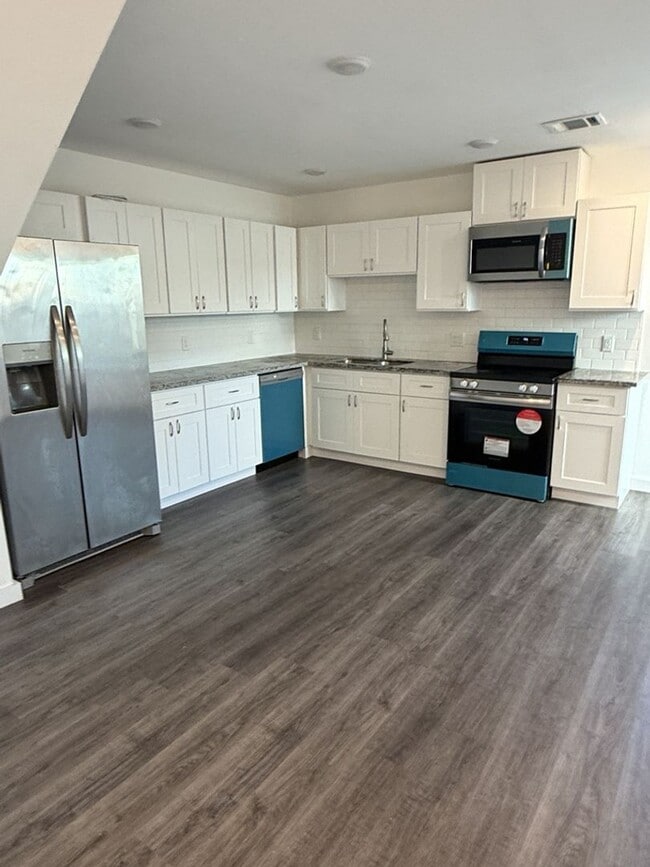 Building Photo - SECTION 8 ACCEPTED! $250 OFF A MONTH'S RENT!!! ***Ask about our No Cash Security Deposit Option***