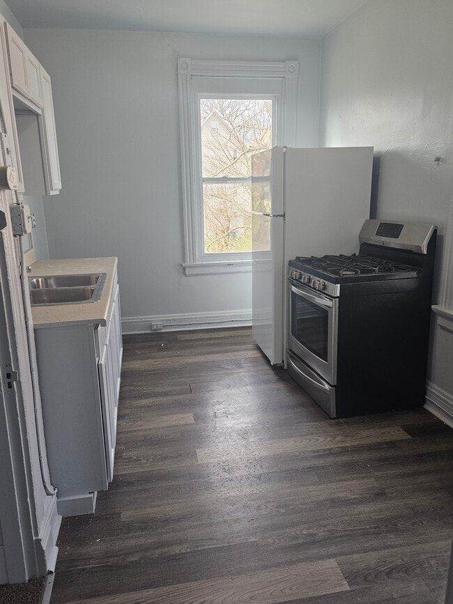 Building Photo - 635 Hawthorne Ave