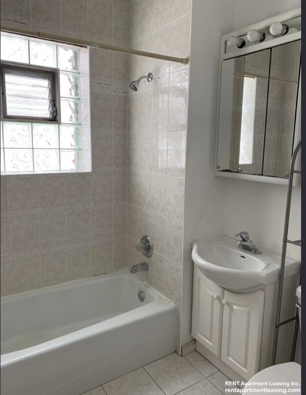 Foto del edificio - 5311 W Newport Ave