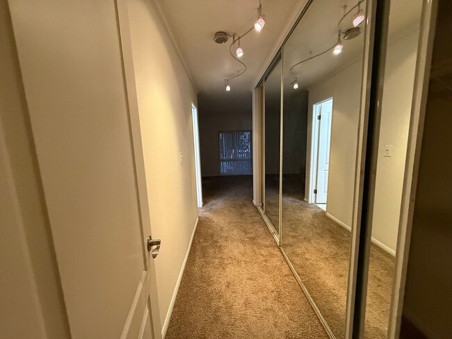 Building Photo - Perfect 1BD Condo in Clairemont with Parki...