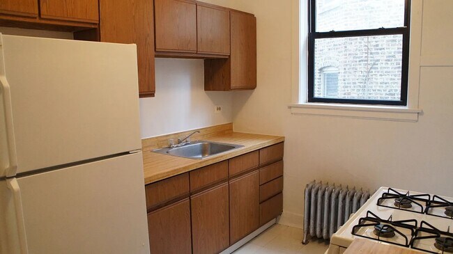 Building Photo - 2428 N Sawyer Ave