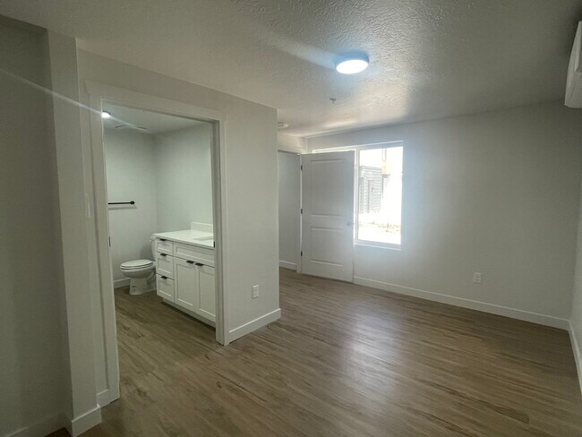 Building Photo - Remodeled One Bedroom!