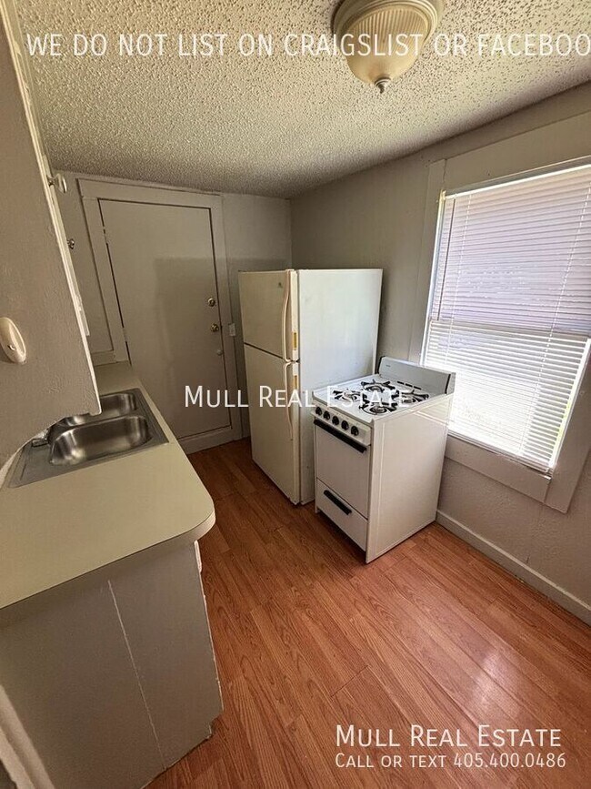 Foto del edificio - 2822 1/2 NW 13th Street-Downstairs