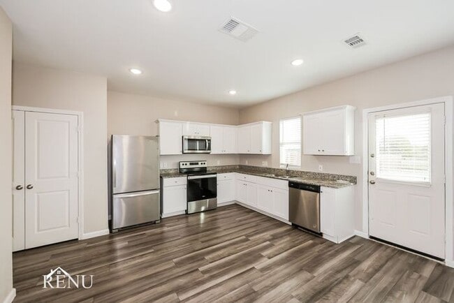 Foto del edificio - 6618 Charleston Dr