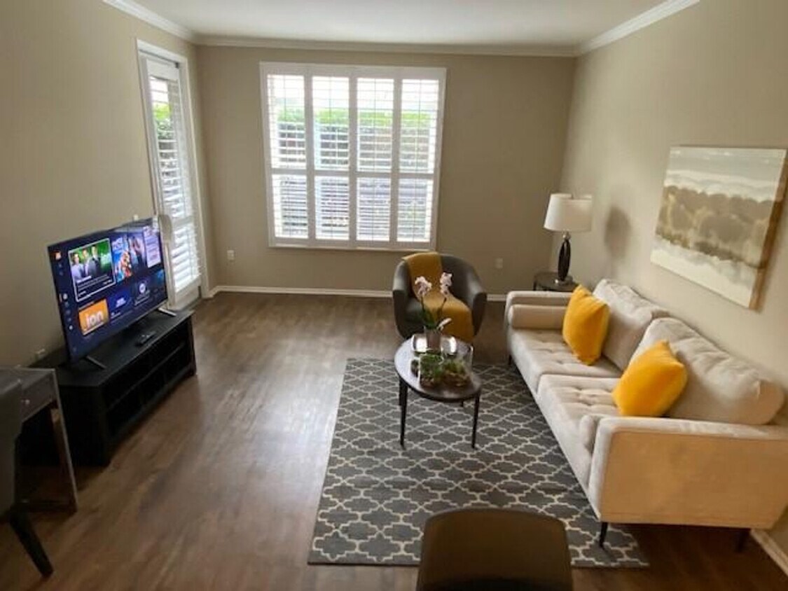Foto principal - 9253 Regents Rd