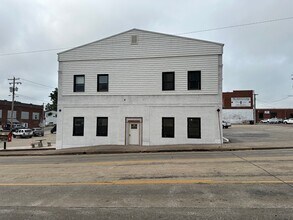 Building Photo - 105 E Poplar St