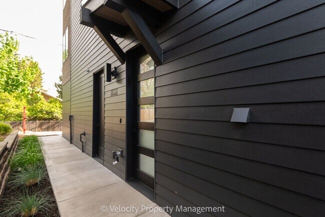 Building Photo - Brand New Westside Townhome!