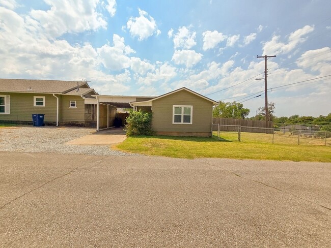 Building Photo - Cute Efficiency Studio Style Home in Shawnee!