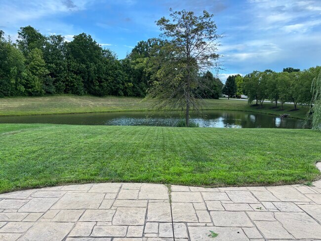 Foto del edificio - 5895 Mill Oak Dr