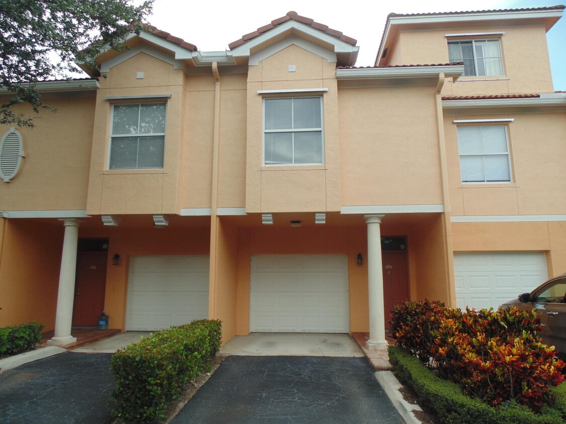 Primary Photo - 2050 Alta Meadows Ln