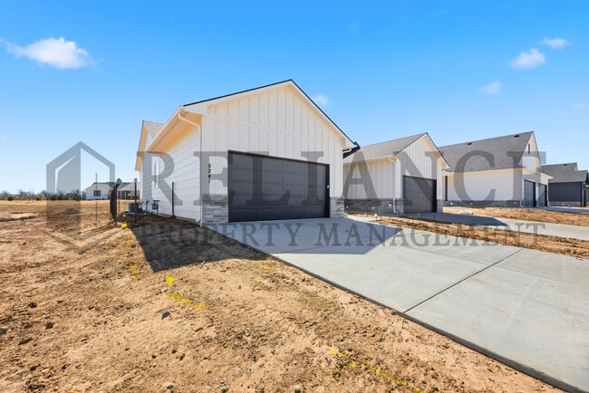 Building Photo - 5241 N Pinecrest Ct