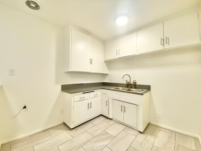 Foto del edificio - 2111 W Florence Ave