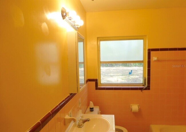Building Photo - 307 Louis St