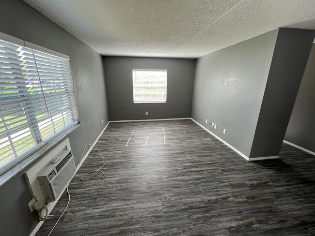 Interior Photo - 111 SW Madison Cir N, St Petersburg, FL 33703