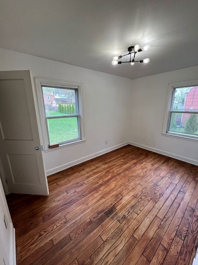 Building Photo - Single Family Home -Recently updated