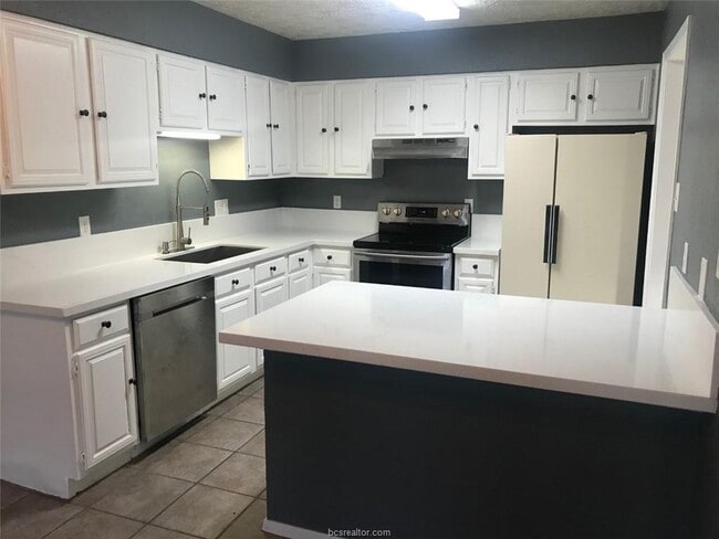 Building Photo - 4024 Woodcrest Dr