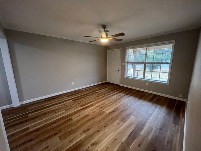 Foto del edificio - Pensacola - 2 Bedroom, 1 Bathroom - lawn care included