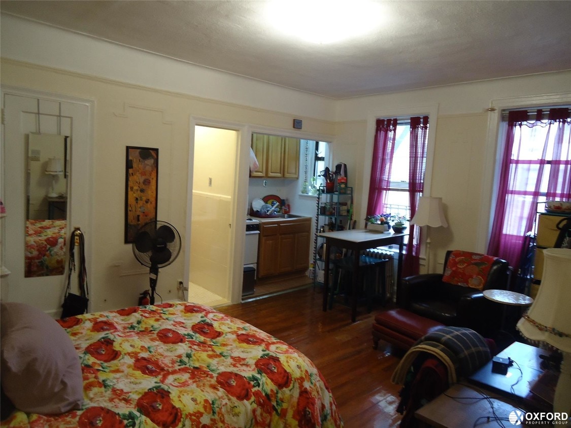 Primary Photo - 3216 Crescent St