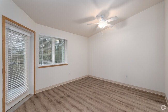 2BR, 1BA - 940SF - Glacier View