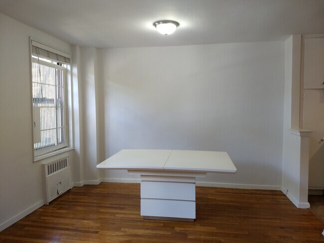 Dining area - 108-50 62nd Dr