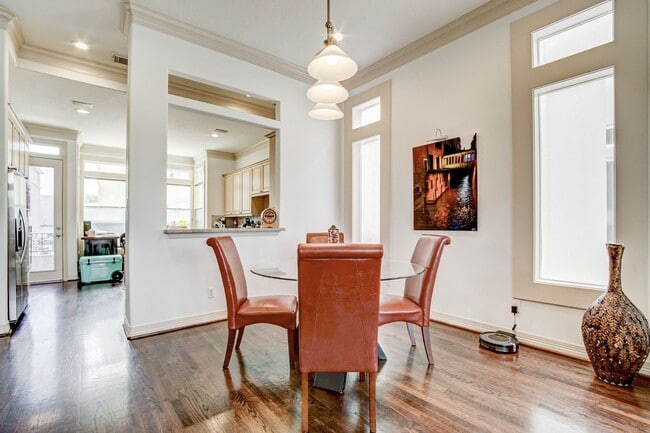 Foto del edificio - Stunning 3 Bed / 3.5 Bathroom in Heart of Hyde Park/Montrose!
