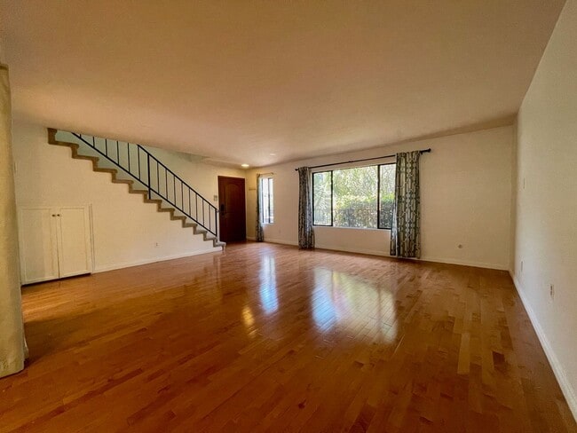 Building Photo - 3 Bedroom-2.5 Bathroom Two Story Condo in ...