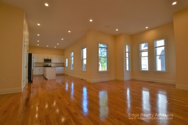 Building Photo - 66 Webley St