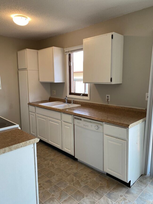 Building Photo - 3 bed, 1 bath townhome - Move in Incentive!!!
