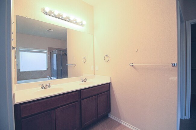 Foto del edificio - Great 4 bedroom 2.5 bath in Wildhorse