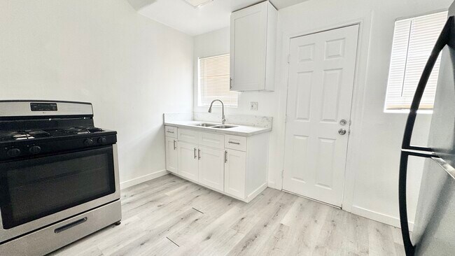 Foto del edificio - 517 1/2 W 42nd Pl