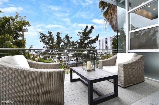Building Photo - 2 br, 2.5 bath House - 1152 N La Cienega B...