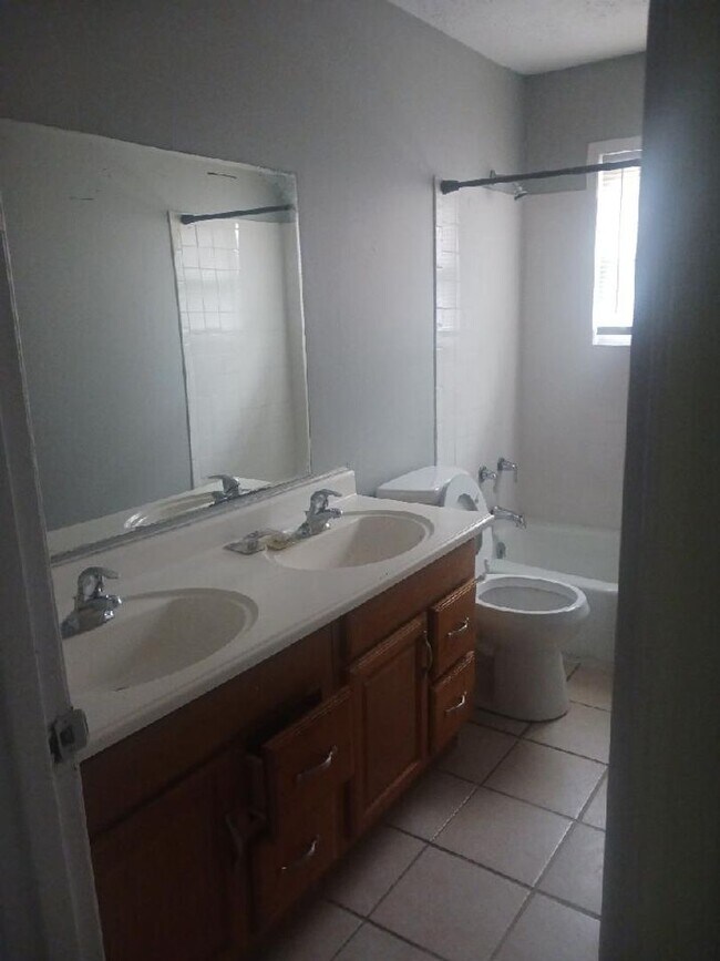 Foto del edificio - Nice 3 BR 1.5 House in Shively
