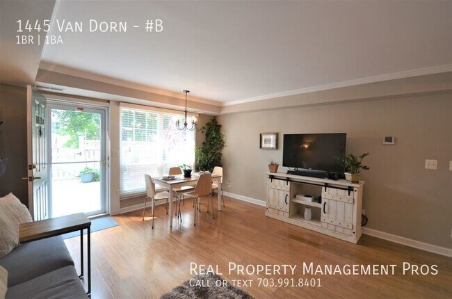 Building Photo - Gorgeous Garden Condo- Huge Private Patio!