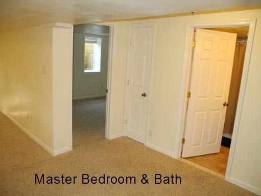 Entrance to master bedroom and bathroom - 8419 Jopenda Dr
