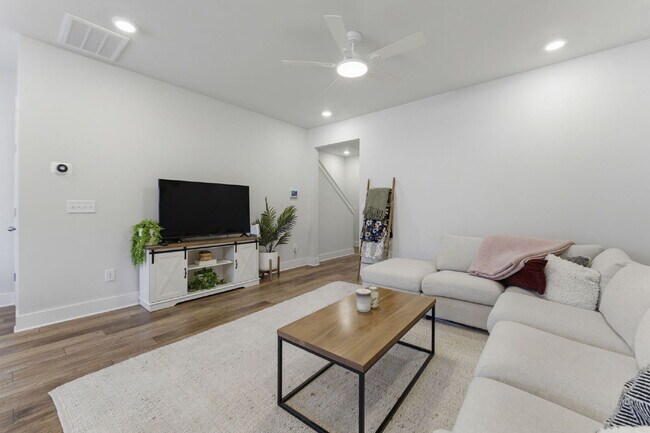 Foto del edificio - Luxury 3BR/2.5BA Craftsman Townhome with Designer Finishes & Open-Concept Living in Trailside at ...