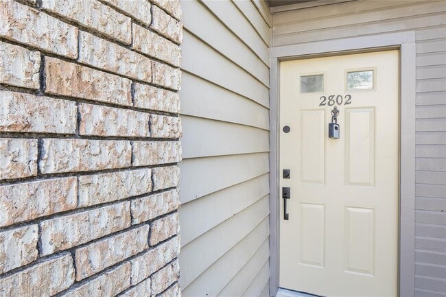 Building Photo - 11201 Lynbrook Dr