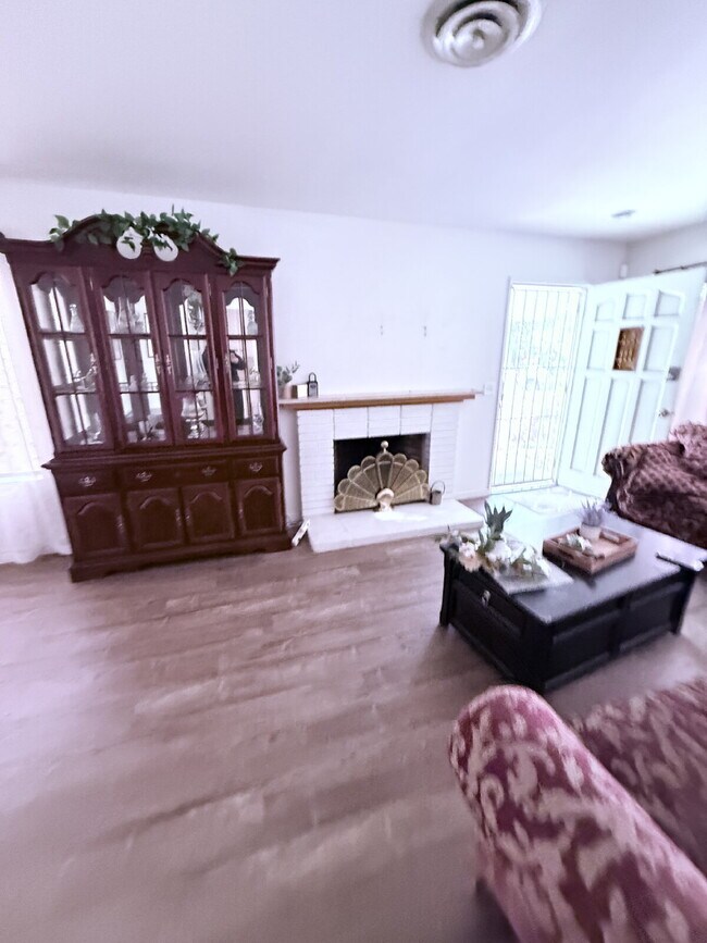 Building Photo - Solar savings on energy. 3rd bonus room.   2 Car Garage, Private Yard, Spacious upgraded interior.